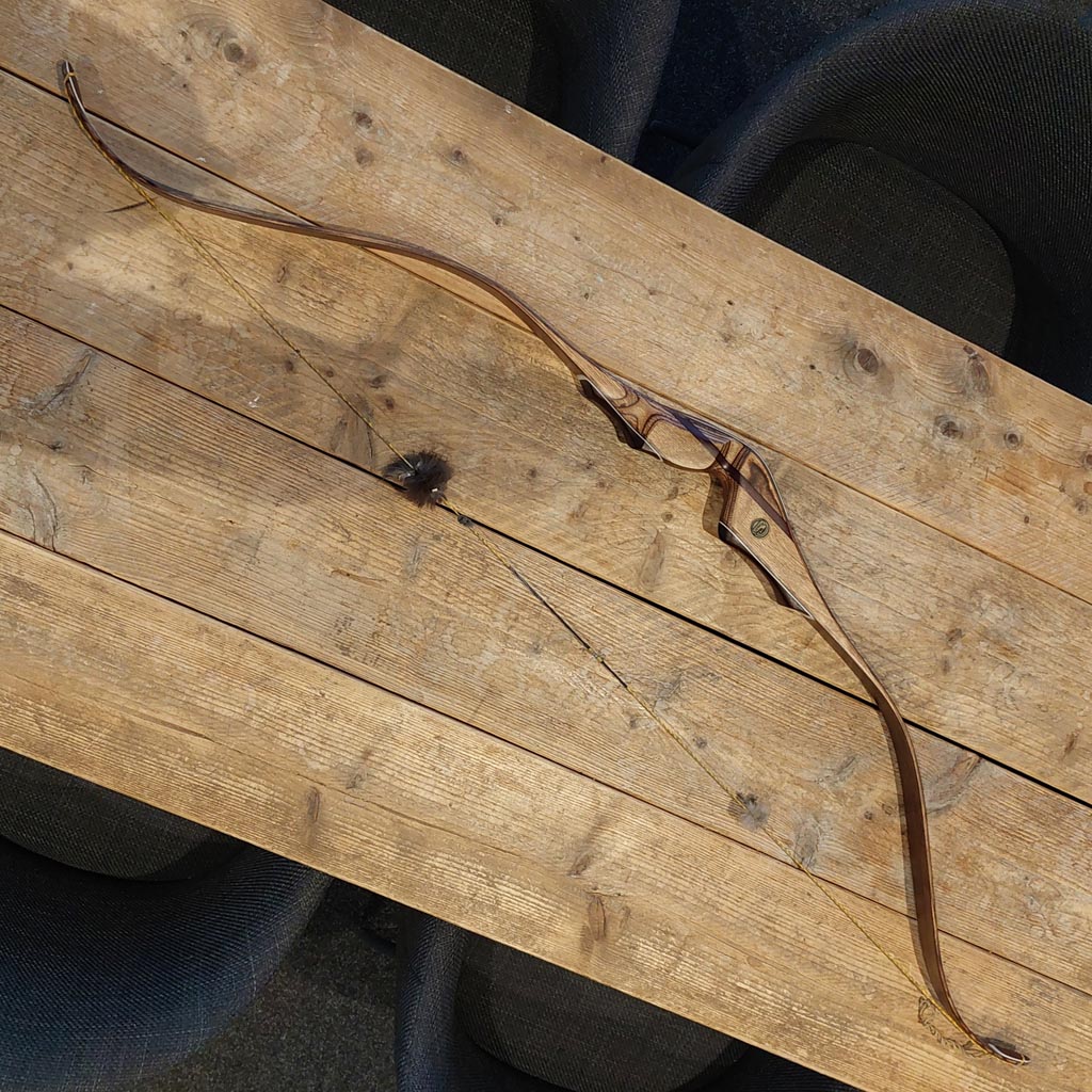 bogenpijl, lange pijl, bruin, lederen, glazen bril rand